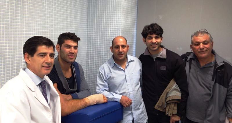 Sasson posa junto al Dr. Del Piñal