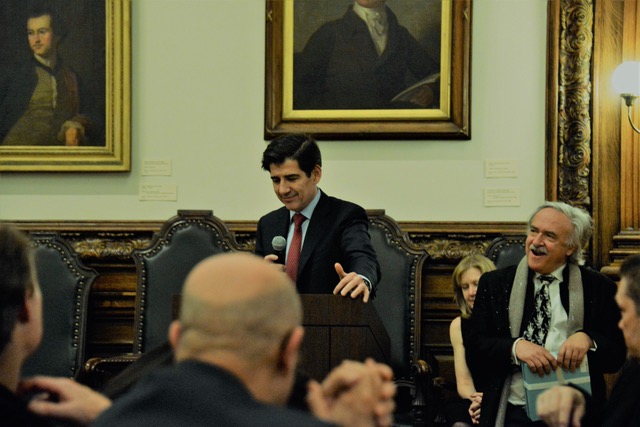 El Dr. Piñal agradeciendo su nombramiento como Visiting Professor de la Universidad de Filadelia acompañado por el profesor Lee Osterman.
