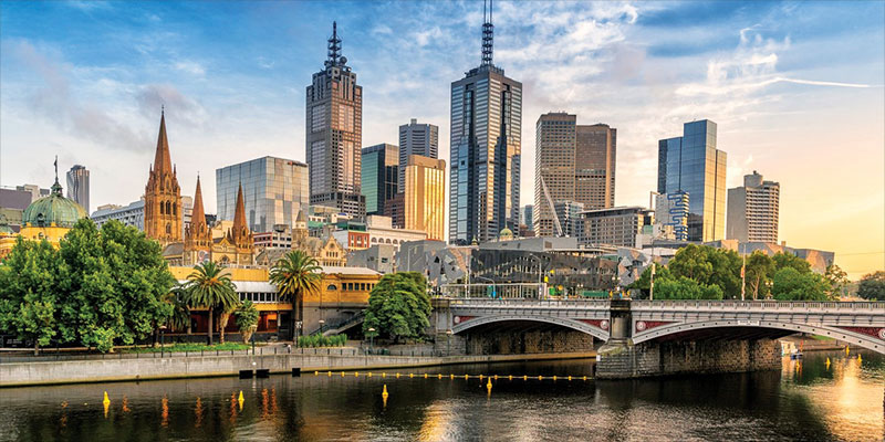 Vista del skyline de Melbourne y del Centro de Convenciones y Exposiciones, situado en la ribera del río Yarra. Fuente de la imagen: http://apfssh2020.org/img/block-melb.jpg